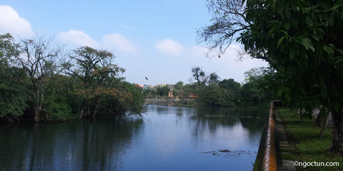 Huong River in Hue City Vietnam ngoctun.com